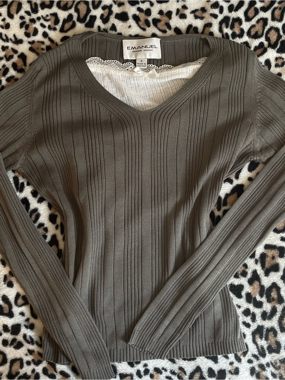 ♡ Emanuel Ungaro Grey Ribbed V-Neck Sweater